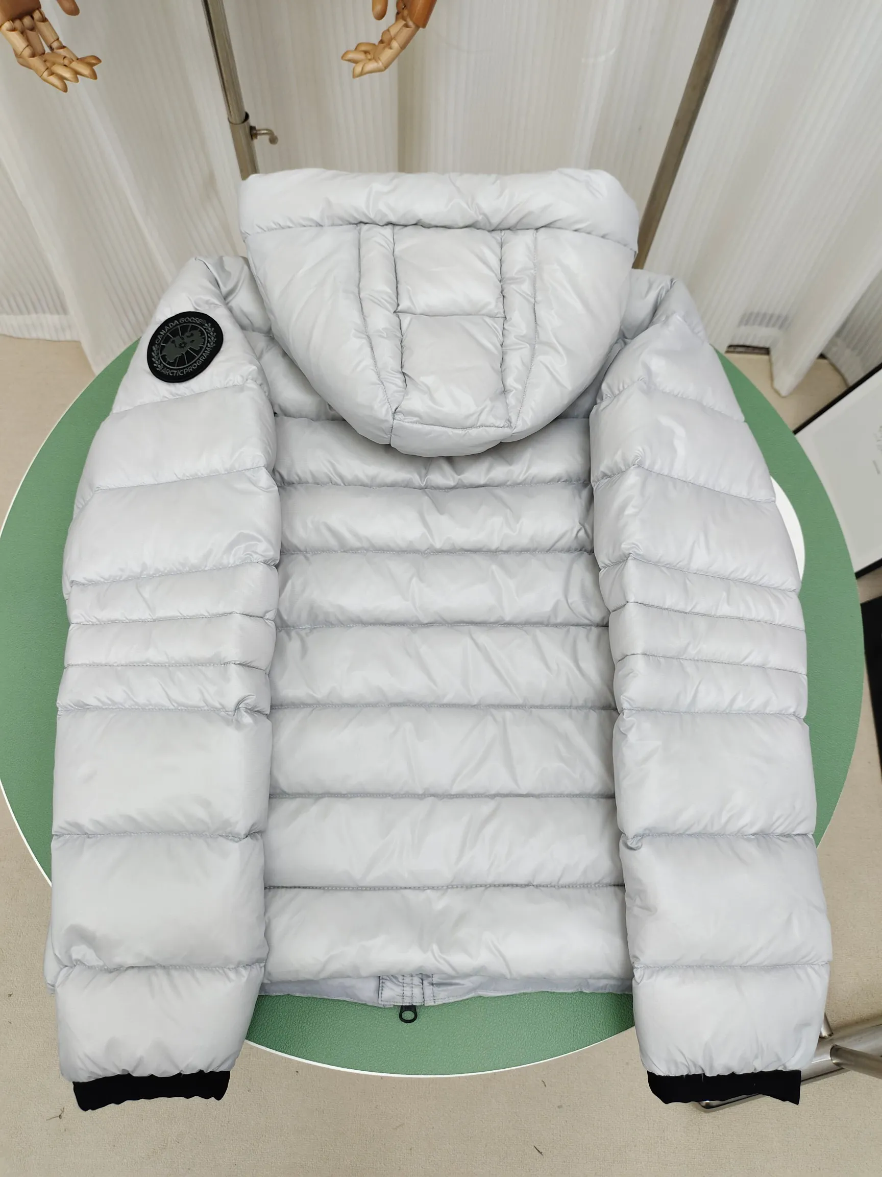 P860 ————2227MB model (high version) Canada goose Crofton hooded down jacket, this is a down jacket suitable for late autumn and early winter: on cold, rainy mornings, it can be used as a layer of warmth inside the rainproof jacket, and can be worn alone in the late autumn and early winter with a little bit of coolness. Filled with white duck down. The Crofton Hooded Jacket is a versatile, lightweight and versatile piece that even packs itself in for easy transport. The inner layer has removable elastic straps, making the jacket easy to carry on the shoulder and hands-free. 2 zippered hand pockets with fleece fabric on the knuckle side for softness and warmth. Color: black with black label, black with red label, ocean blue, superoxide blue, silver birch red label, silver birch black label Size: XS-2XL
